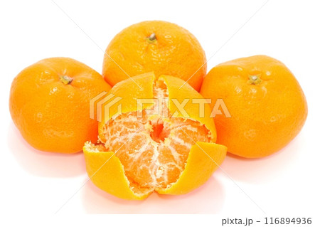 青島みかん 三ヶ日みかん 剥いたところ 白い筋 明るい背景 青島みかん 三ヶ日みかん 剥いたところ 白い筋 明るい背景 116894936