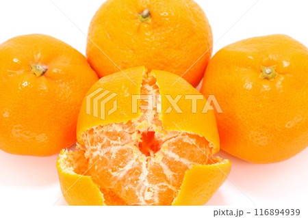 青島みかん　三ヶ日みかん　剥いたところ　白い筋　明るい背景 116894939