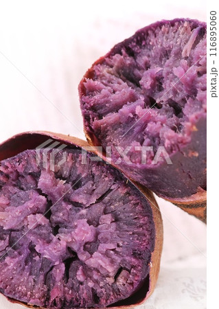 焼き芋 紫芋 アントシアニン 割ったところ 明るい背景 焼き芋 紫芋 アントシアニン 割ったところ 明るい背景 116895060