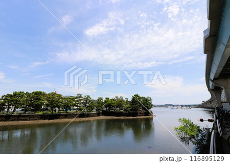 琵琶島神社と平潟湾とシーサイドライン 116895129