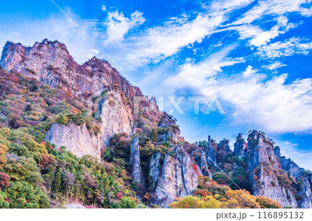 【群馬県】紅葉が美しい妙義山 青空 【群馬県】紅葉が美しい妙義山 青空 116895132