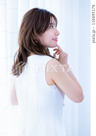 白いワンピースを着た若い女性の後姿 116895178