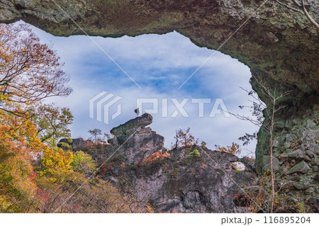 【群馬県】紅葉が美しい妙義山第四石門から、大砲岩と登山者 【群馬県】紅葉が美しい妙義山第四石門から、大砲岩と登山者 116895204
