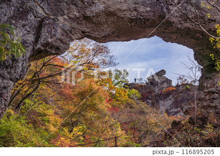 【群馬県】紅葉が美しい妙義山第四石門から、大砲岩と登山者 116895205