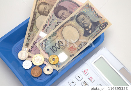 お金と電卓（新紙幣） 116895328