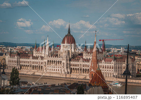 Hungarian parliament building and Danube river, Budapest, Hungary 116895407