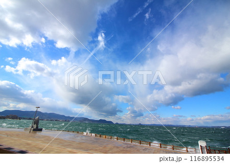 荒れる海と厚い雲 荒れる海と厚い雲 116895534