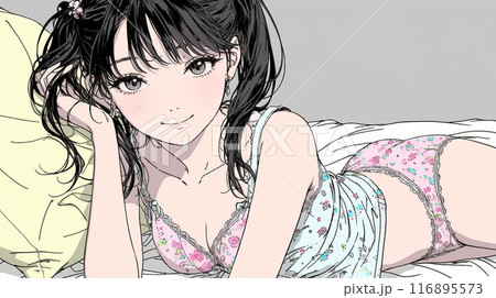 自宅で下着姿でくつろいでいる若い女性