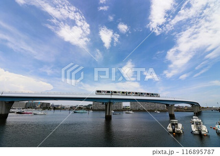 平潟湾を走るシーサイドライン 116895787