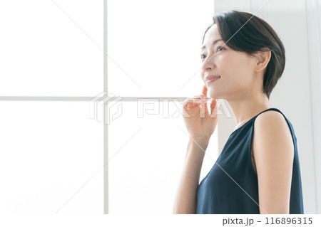 頬を触る女性 ビューティー 頬を触る女性 ビューティー 116896315