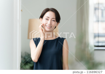 頬を触る女性 ビューティー 頬を触る女性 ビューティー 116896327