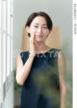 頬を触る女性　ビューティー 116896330