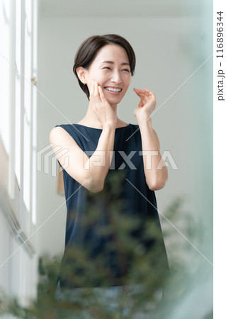 頬を触る女性　ビューティー 116896344