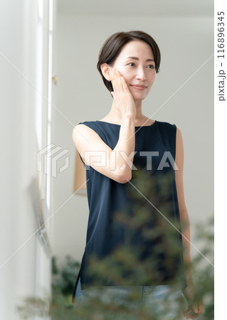 頬を触る女性 ビューティー 頬を触る女性 ビューティー 116896345