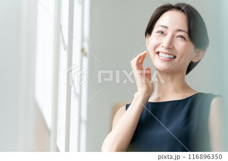 頬を触る女性 ビューティー 頬を触る女性 ビューティー 116896350