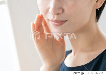 頬を触る女性　ビューティー 116896394