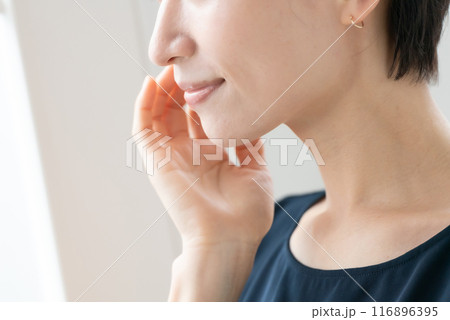 頬を触る女性　ビューティー 116896395