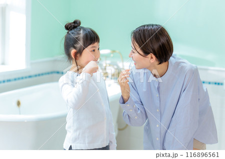 仲良く歯みがきをする親子 仲良く歯みがきをする親子 116896561