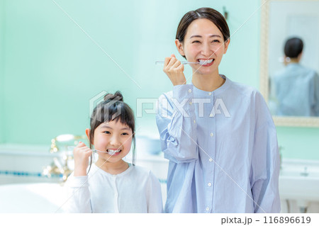 仲良く歯みがきをする親子 116896619