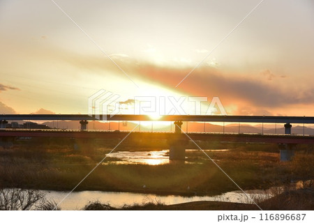 多摩川 夕日に照らされる立日橋 多摩川 夕日に照らされる立日橋 116896687