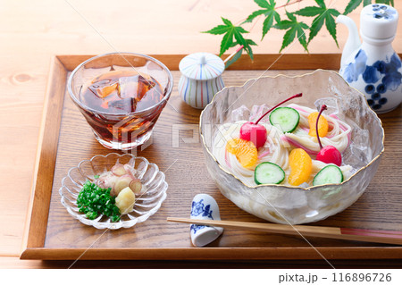 透明の器に盛り付けた冷や麦 透明の器に盛り付けた冷や麦 116896726