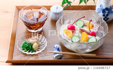 透明の器に盛り付けた冷や麦 116896727