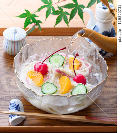 透明の器に盛り付けた冷や麦 116896733