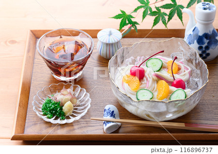 透明の器に盛り付けた冷や麦 116896737