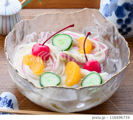 透明の器に盛り付けた冷や麦 116896739