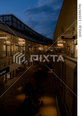 夕方のショッピングモール 116896746