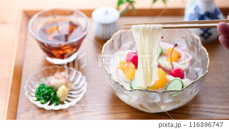 透明の器に盛り付けた冷や麦 116896747