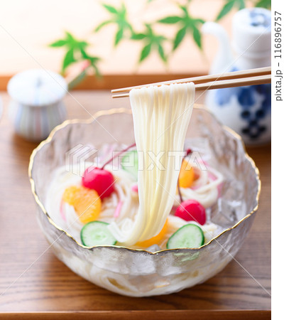 透明の器に盛り付けた冷や麦 透明の器に盛り付けた冷や麦 116896757