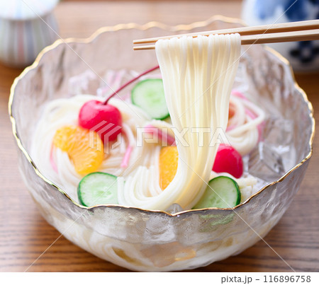 透明の器に盛り付けた冷や麦 116896758