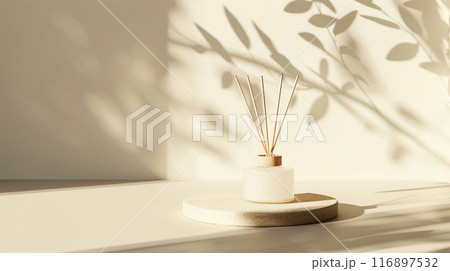 日差しでリードスティックディフューザーを備えた空のベージュのテーブル表彰台 日差しでリードスティックディフューザーを備えた空のベージュのテーブル表彰台 116897532