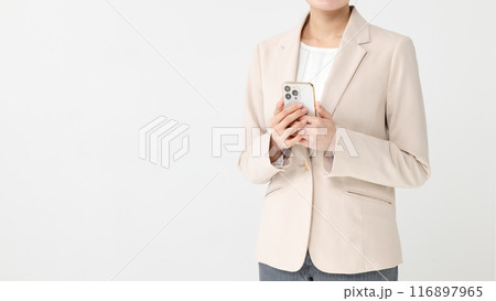 スマホを使う女性 スマホを使う女性 116897965