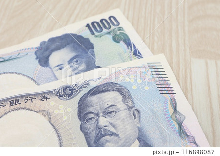 2024年まで使用された古い千円札と新しい千円札 116898087