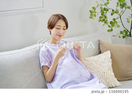 自宅でカフェインレスコーヒーを飲む高齢妊娠をした妊婦 自宅でカフェインレスコーヒーを飲む高齢妊娠をした妊婦 116898195