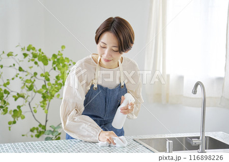 キッチンを掃除する主婦 116898226