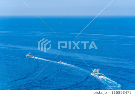 戸田漁港から出漁する　まき網漁業船団　駿河湾へ 116898475