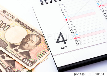 4月のカレンダーと一万円札。 116898481