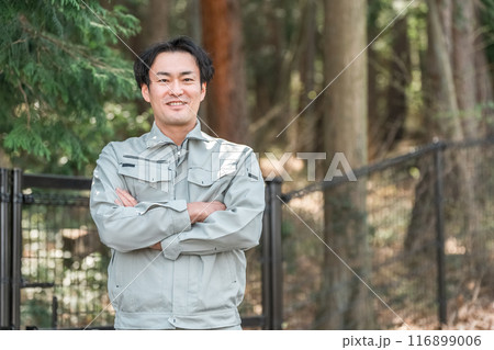 林業・環境保護・工事現場にいる作業着の男性 116899006