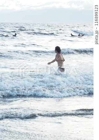 波と遊ぶのビキニ女性 夏風景 波と遊ぶのビキニ女性 夏風景 116899123