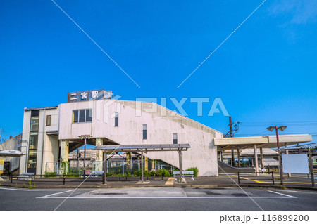 日本の二宮都市景観　7月。JR東海道本線　二宮駅などを望む＝令和6年7月22日 116899200