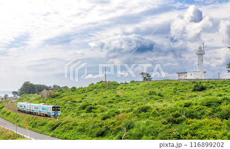 「青森県」種差海岸を走るJR八戸線の列車 116899202