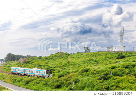 「青森県」種差海岸を走るJR八戸線の列車 116899204