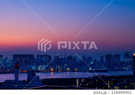 東京・台場から望む品川・高輪ゲートウェイ方面の夕暮れ 116899401