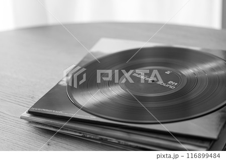 積み上げたレコードジャケットとLPレコード 116899484
