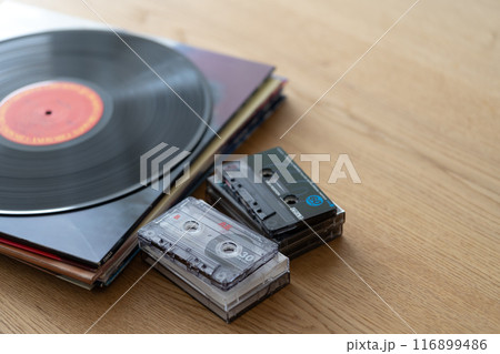 積み上げたレコードジャケットとLPレコードとカセットテープ 116899486