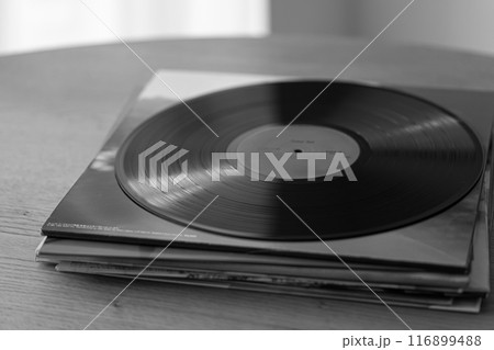 積み上げたレコードジャケットとLPレコード 116899488