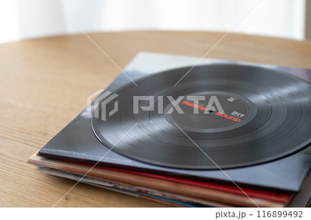 積み上げたレコードジャケットとLPレコード 積み上げたレコードジャケットとLPレコード 116899492